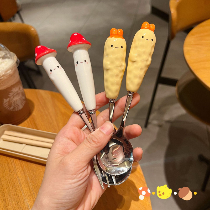 Bộ Đũa Thìa Nĩa Cán Sứ Cao Cấp Hình Cà Rốt/Nấm Đỏ Dễ Thương - Có Hộp Đựng Tiện Dụng - Quà Tặng Ý Nghĩa | 321