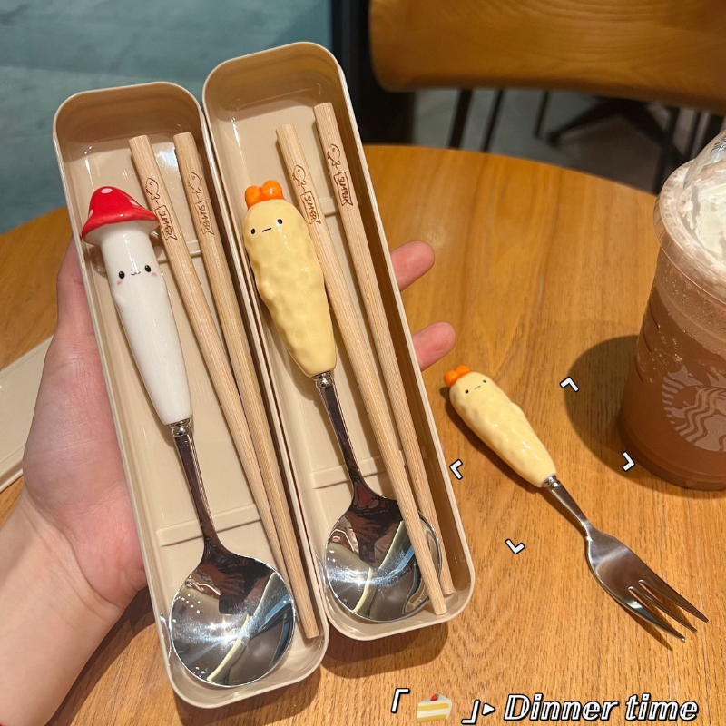Bộ Đũa Thìa Nĩa Cán Sứ Cao Cấp Hình Cà Rốt/Nấm Đỏ Dễ Thương - Có Hộp Đựng Tiện Dụng - Quà Tặng Ý Nghĩa | 321
