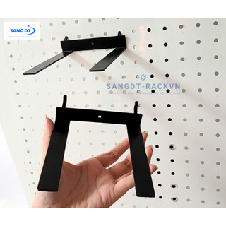 Kệ giày dạng thanh U cài kệ tôn lỗ – Kệ trưng bày giày cài tấm tôn lỗ cho shop giày, showroom