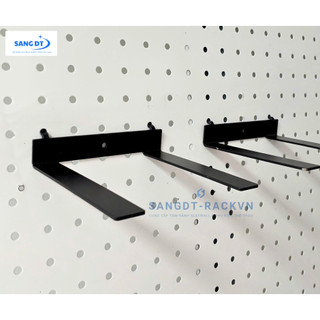 Kệ giày dạng thanh U cài kệ tôn lỗ – Kệ trưng bày giày cài tấm tôn lỗ cho shop giày, showroom