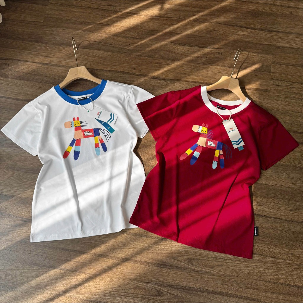 Áo Thun Mirage In Họa Tiết Ngựa Phối Viền Cổ Nổi Bật Chất 100% Cotton Mềm Mịn Thoáng Mát.