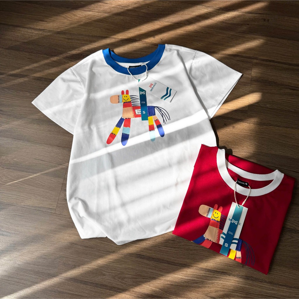 Áo Thun Mirage In Họa Tiết Ngựa Phối Viền Cổ Nổi Bật Chất 100% Cotton Mềm Mịn Thoáng Mát.