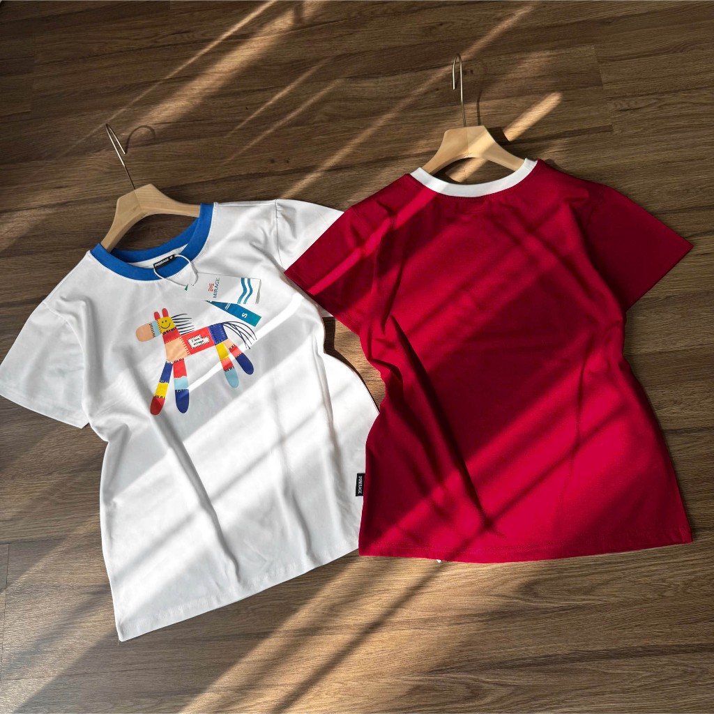 Áo Thun Mirage In Họa Tiết Ngựa Phối Viền Cổ Nổi Bật Chất 100% Cotton Mềm Mịn Thoáng Mát.