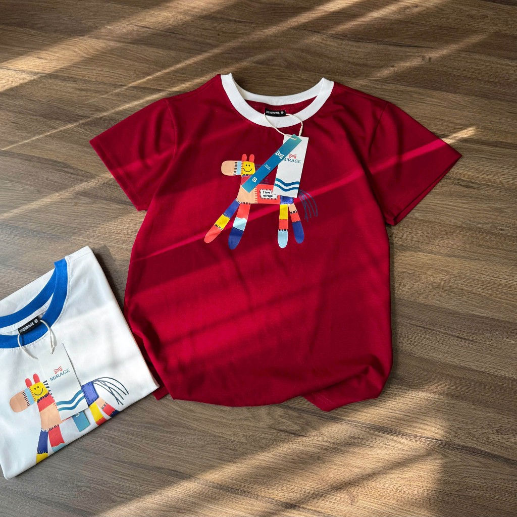 Áo Thun Mirage In Họa Tiết Ngựa Phối Viền Cổ Nổi Bật Chất 100% Cotton Mềm Mịn Thoáng Mát.