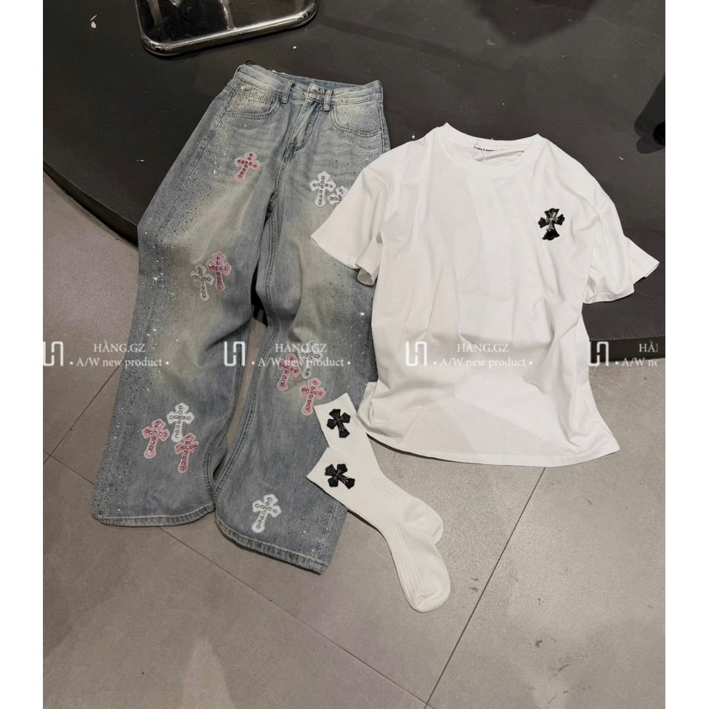 Set áo phông kèm tất quần jeans chrome hearts đính đá
