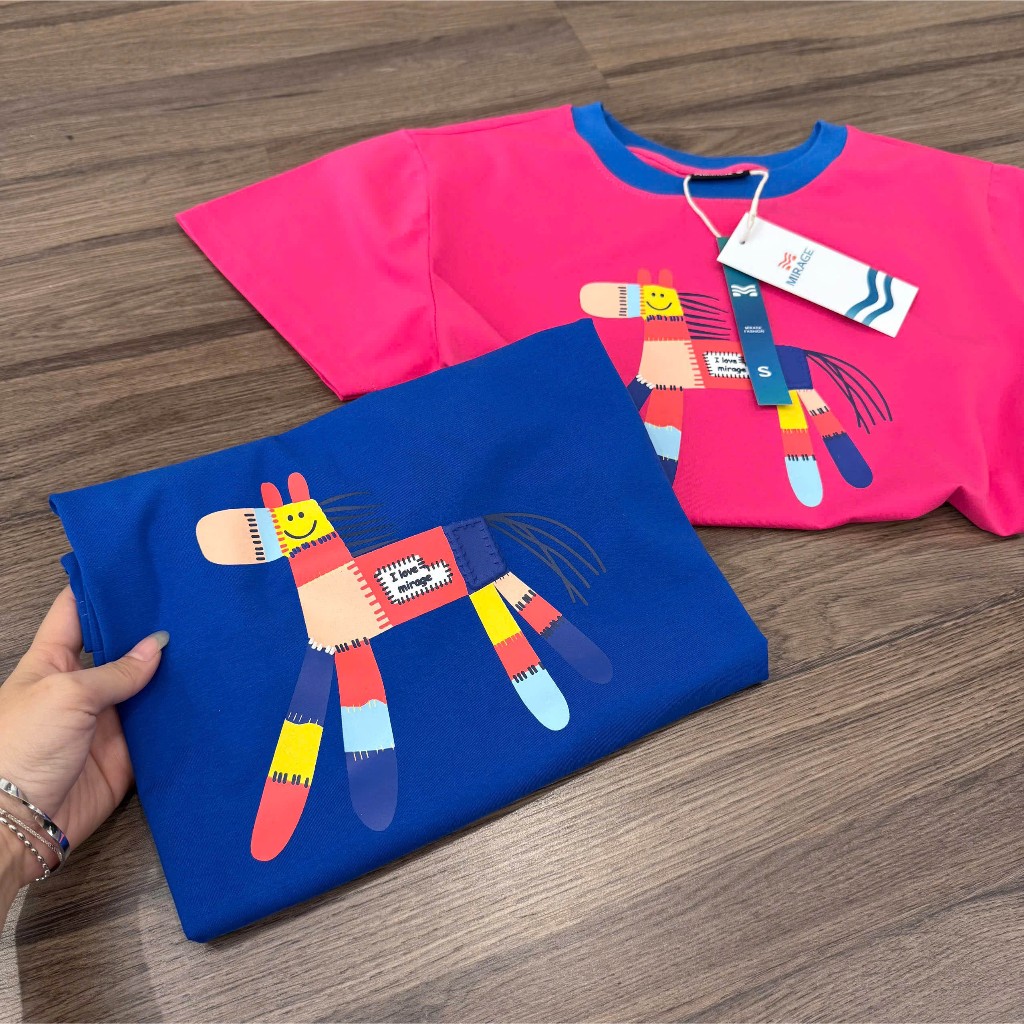 Áo Thun Mirage In Họa Tiết Ngựa Phối Viền Cổ Nổi Bật Chất 100% Cotton Mềm Mịn Thoáng Mát.