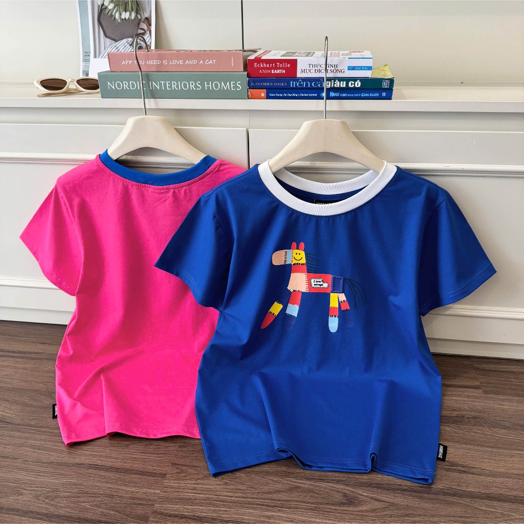 Áo Thun Mirage In Họa Tiết Ngựa Phối Viền Cổ Nổi Bật Chất 100% Cotton Mềm Mịn Thoáng Mát.