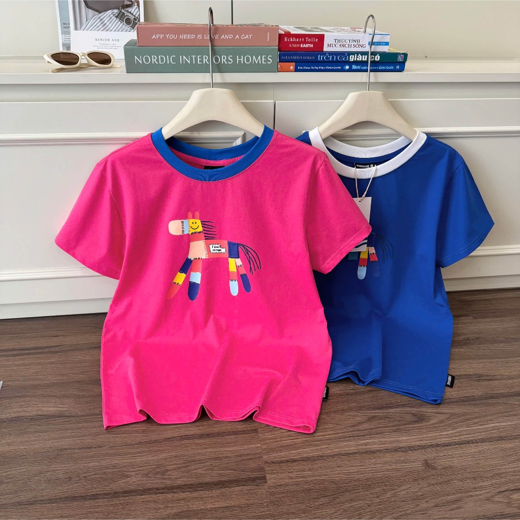 Áo Thun Mirage In Họa Tiết Ngựa Phối Viền Cổ Nổi Bật Chất 100% Cotton Mềm Mịn Thoáng Mát.