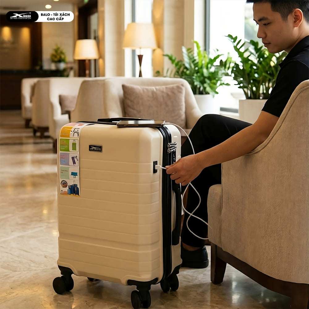 Vali Kéo Du Lịch Cao Cấp Xbags White Titan Pro XB6105 - Khóa TSA Cổng Sạc USB Sang Trọng Tiện Lợi!