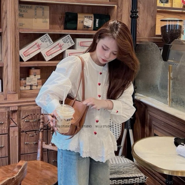 “Aria Top” Áo sơmi cổ tàu dáng babydoll phối viền ren boi sang chảnh, Áo sơmi nữ tay bồng đính khuy tim nổi bật, dễ mặc