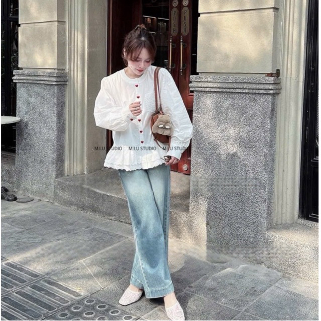 “Aria Top” Áo sơmi cổ tàu dáng babydoll phối viền ren boi sang chảnh, Áo sơmi nữ tay bồng đính khuy tim nổi bật, dễ mặc