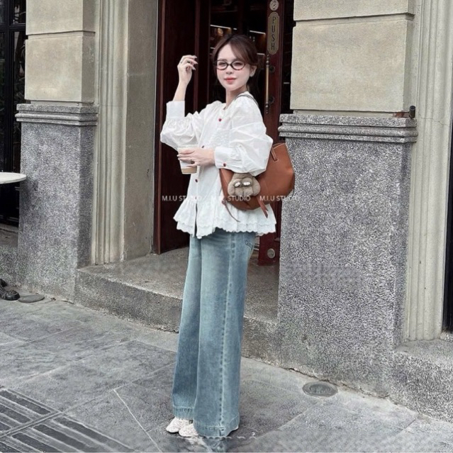“Aria Top” Áo sơmi cổ tàu dáng babydoll phối viền ren boi sang chảnh, Áo sơmi nữ tay bồng đính khuy tim nổi bật, dễ mặc