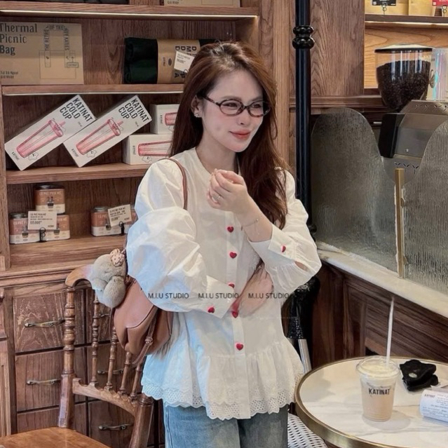 “Aria Top” Áo sơmi cổ tàu dáng babydoll phối viền ren boi sang chảnh, Áo sơmi nữ tay bồng đính khuy tim nổi bật, dễ mặc