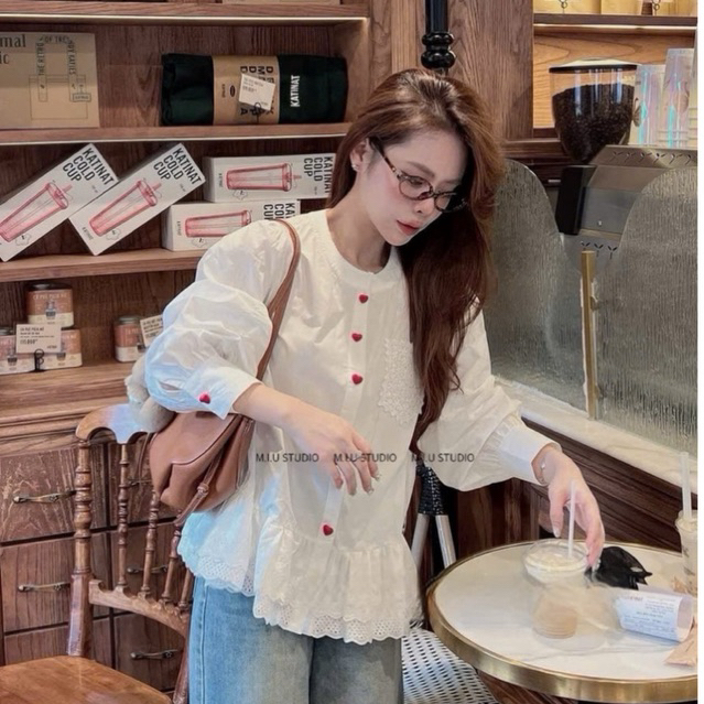 “Aria Top” Áo sơmi cổ tàu dáng babydoll phối viền ren boi sang chảnh, Áo sơmi nữ tay bồng đính khuy tim nổi bật, dễ mặc