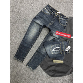 Quần Jean Nam dáng côn đứng Wash Nhẹ Phối Túi Sau Hoạ Tiết Monogram – Jean Co Giãn Form Trẻ Trung