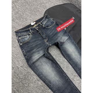Quần Jean Nam dáng côn đứng Wash Nhẹ Phối Túi Sau Hoạ Tiết Monogram – Jean Co Giãn Form Trẻ Trung
