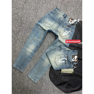 Quần Jean Nam dáng côn đứng cực đẹp Wash Nhẹ Phối Túi Sau Hoạ Tiết Monogram – Jean Co Giãn Form Trẻ Trung