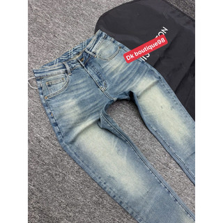Quần Jean Nam dáng côn đứng cực đẹp Wash Nhẹ Phối Túi Sau Hoạ Tiết Monogram – Jean Co Giãn Form Trẻ Trung