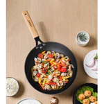 [ Happiness] Chảo gang nhẹ size 24cm tay cầm gỗ, thiết kế đáy xoáy cao tần tích tụ năng bản cao cấp, chống dính tự nhiên — ảnh 2