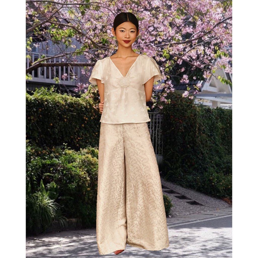 TheBlueTshirt - Áo lụa tơ tằm kiểu cổ chữ V có đính hoa nữ tính - Lily