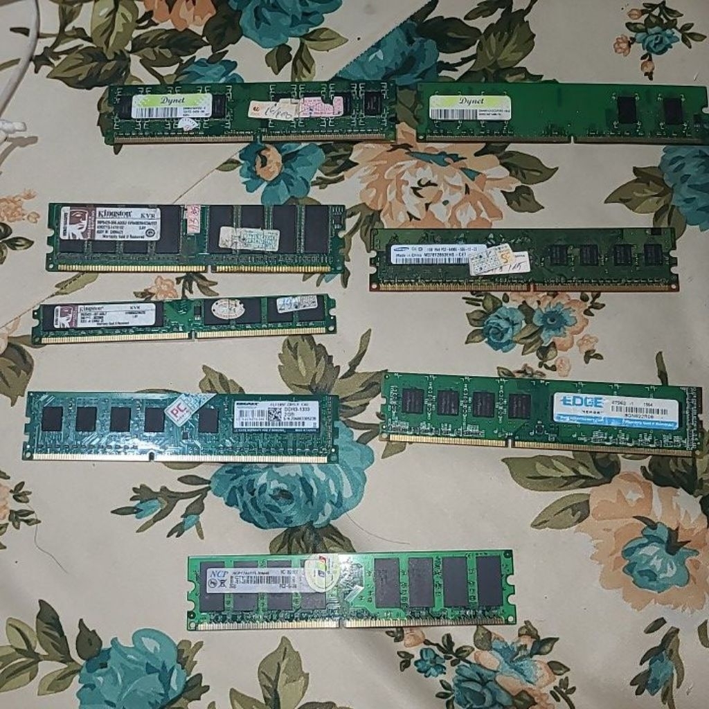 bán xác 1 số ram như hình, có ram ddr3 8gb của edge, 1 số ram ddr2 ...