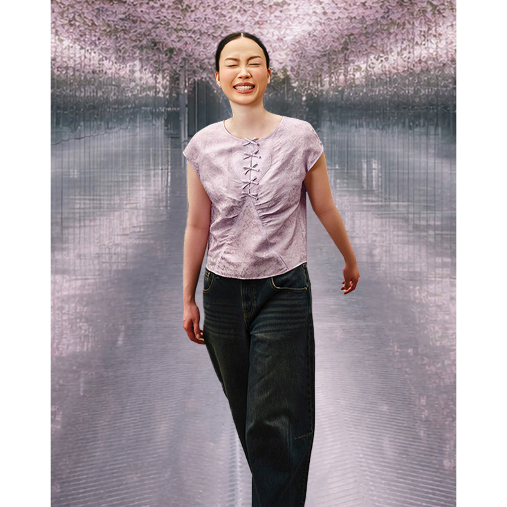 TheBlueTshirt - Áo lụa tơ tằm kiểu trái tim đính nơ trang trí phom regular cho nữ - Kiss Me
