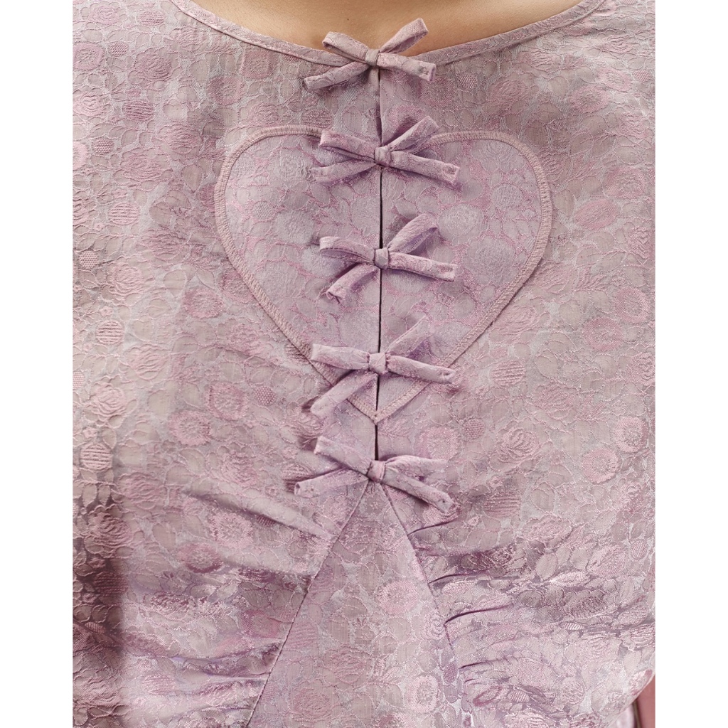 TheBlueTshirt - Áo lụa tơ tằm kiểu trái tim đính nơ trang trí phom regular cho nữ - Kiss Me