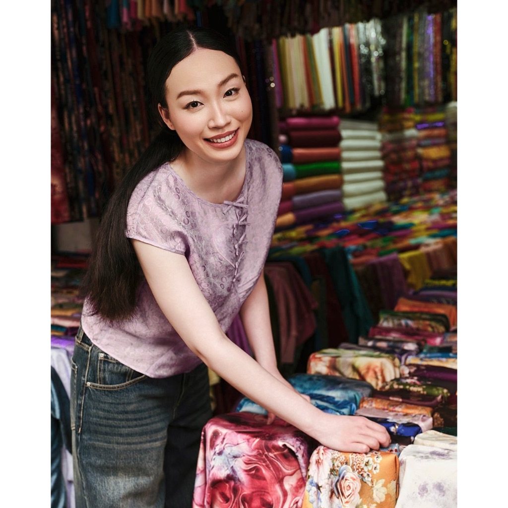 TheBlueTshirt - Áo lụa tơ tằm kiểu trái tim đính nơ trang trí phom regular cho nữ - Kiss Me