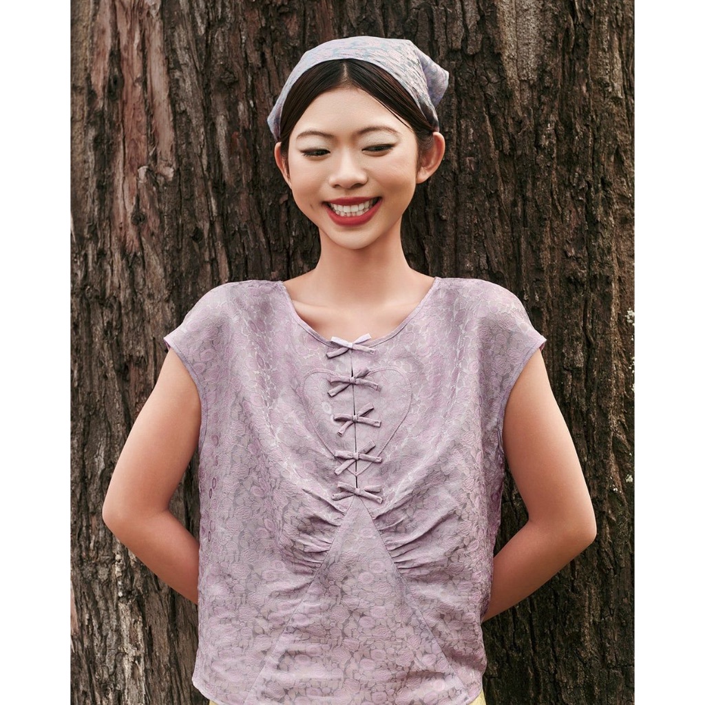 TheBlueTshirt - Áo lụa tơ tằm kiểu trái tim đính nơ trang trí phom regular cho nữ - Kiss Me