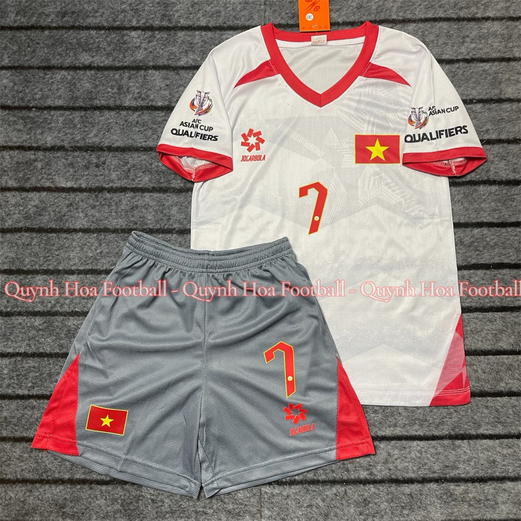 (FREE SHIP) Áo Bóng Đá, Áo Đá Banh / Trẻ Em Đội Tuyển Việt Nam 25/26 - Vải Mè Kim Cao Cấp - in Sẵn Tên Cầu Thủ