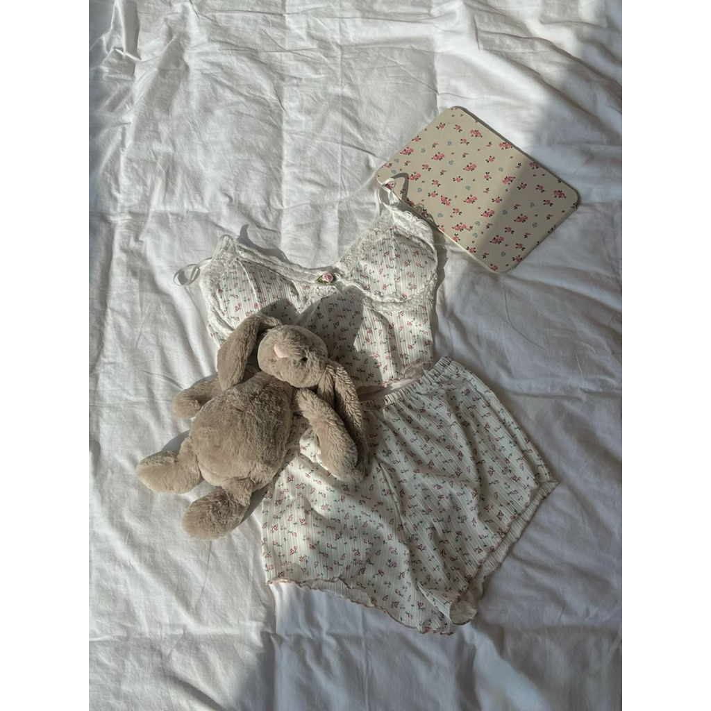 Set Đồ Ngủ Nữ Áo Hai Dây Quần Short Hoa Nhí Thun Gân Co Giãn Dễ Thương