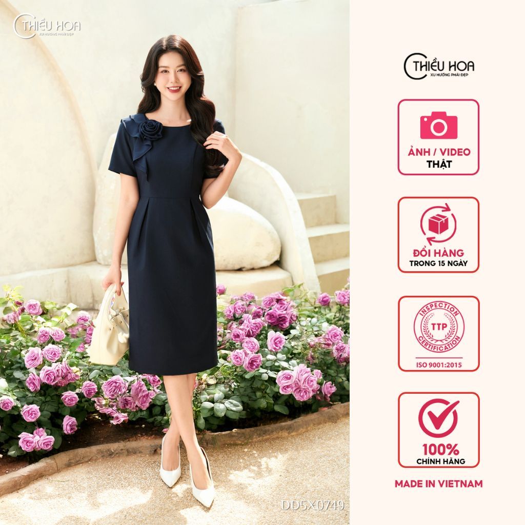 Đầm trung niên thiết kế cổ tròn kín đáo, dáng váy ôm suông nhẹ thương hiệu Thiều Hoa DD5X0749