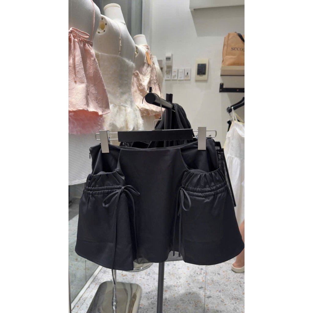 Chân Váy Nữ UNCOS SKIRT Form A Xòe Phối Túi Dây Rút Dễ Thương SECODEE