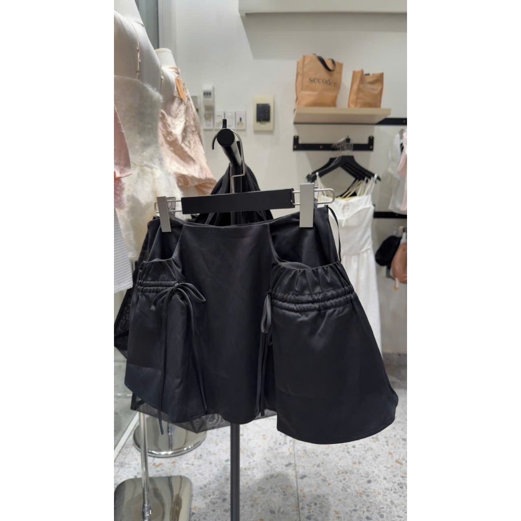 Chân Váy Nữ UNCOS SKIRT Form A Xòe Phối Túi Dây Rút Dễ Thương SECODEE