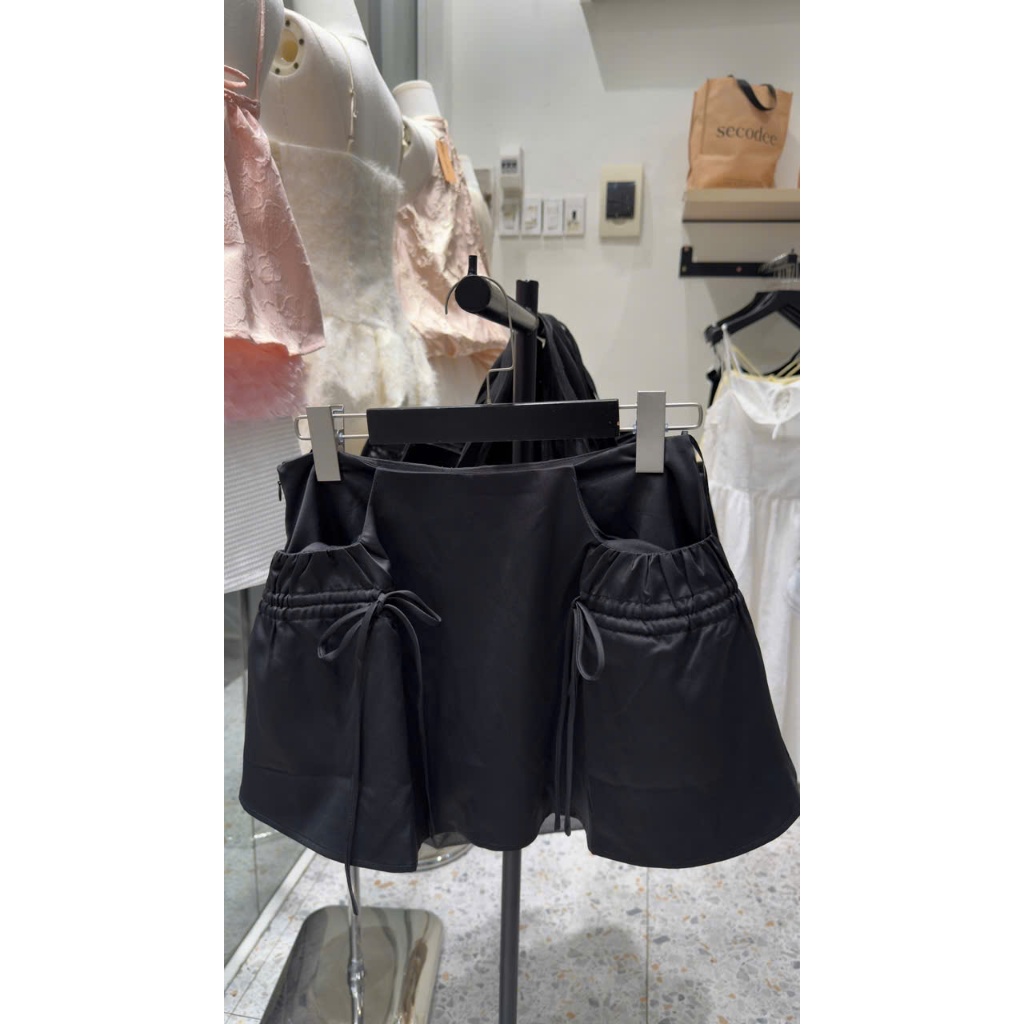 Chân Váy Nữ UNCOS SKIRT Form A Xòe Phối Túi Dây Rút Dễ Thương SECODEE