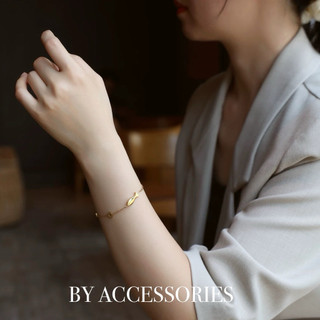 Lắc tay nữ titan xích phối mặt hình con cá và đồng xu mạ vàng không gỉ WB2606 BY ACCESSORIES
