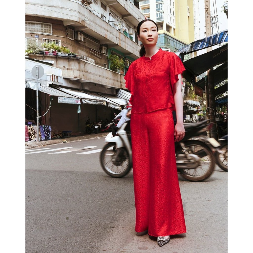 TheBlueTshirt - Áo lụa tơ tằm kiểu tay bèo nhún phom rộng nữ tính - Du Thanh