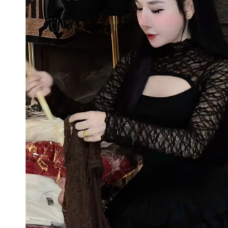 Áo Cổ Leo Ren Phối Nhẹ Nhàng Khoét Ngực Tạo Điểm Nhấn SEXY