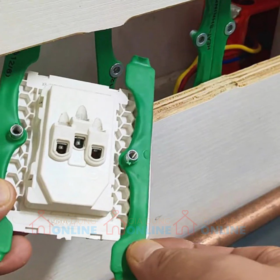 Thanh thép có lỗ vít lắp ổ điện, công tắc âm tường không cần hộp cho tường vách thạch cao, ván gỗ, nhựa PVC...