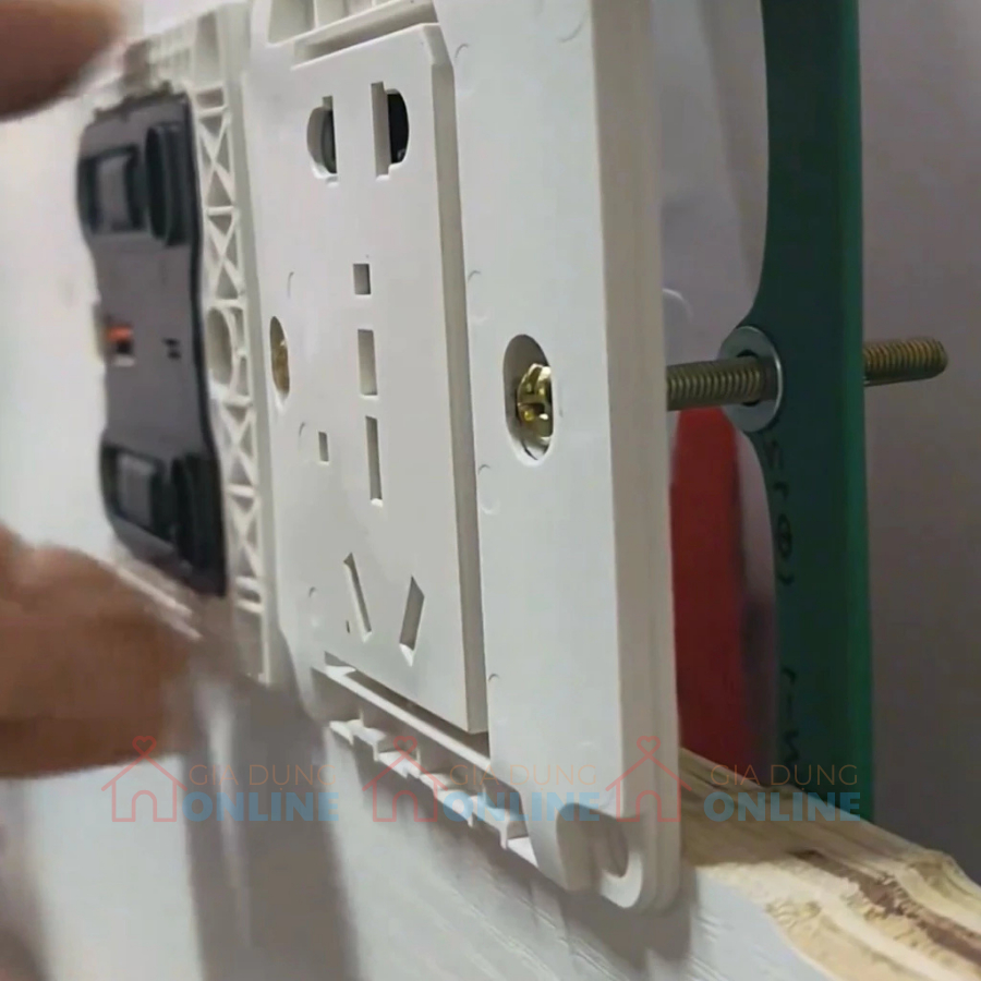 Thanh thép có lỗ vít lắp ổ điện, công tắc âm tường không cần hộp cho tường vách thạch cao, ván gỗ, nhựa PVC...