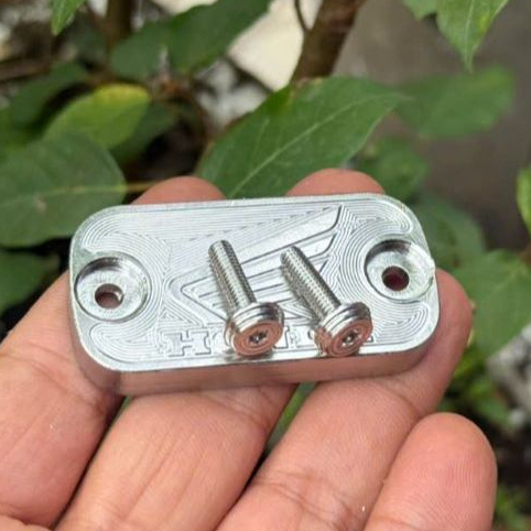 Nắp Bình Dầu CNC INOX304 tặng kèm Ốc Salaya gắn xe vario18, airblade ….2 lỗ ngang