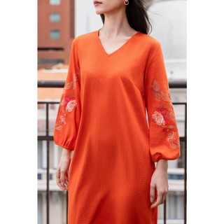SWANLAKE | Váy Đầm Nữ Midi Suông Xẻ Tà Cổ V Tay Lỡ Thêu Hoa Nổi Vải Linen Công Sở Tiệc Có Túi D12131
