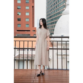 SWANLAKE | Váy Đầm Nữ Midi Suông Cổ Trụ Cài Nút Xếp Ly Vải Linen Dây Thắt Eo Xẻ Tà Công Sở D12752