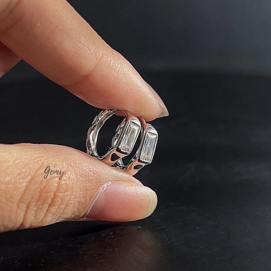Khuyên tai nam bạc tròn S925 Robert 2 màu đá đen và đá trắng basic (1 chiếc) KN99 | GEMY SILVER