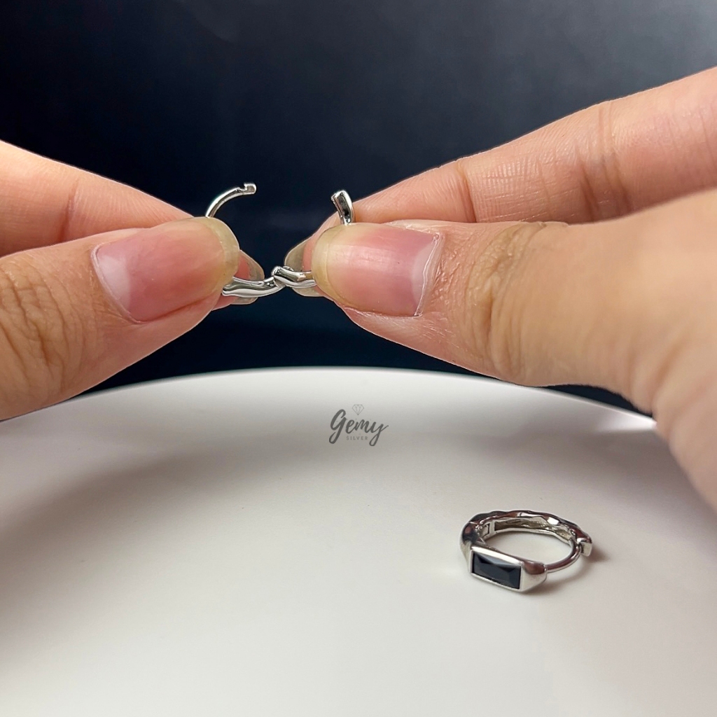 Khuyên tai nam bạc tròn S925 Robert 2 màu đá đen và đá trắng basic (1 chiếc) KN99 | GEMY SILVER