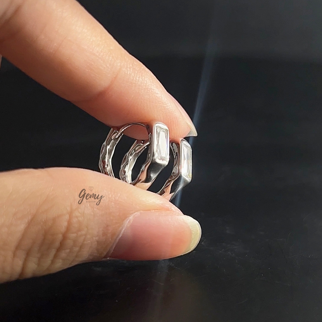 Khuyên tai nam bạc tròn S925 Robert 2 màu đá đen và đá trắng basic (1 chiếc) KN99 | GEMY SILVER