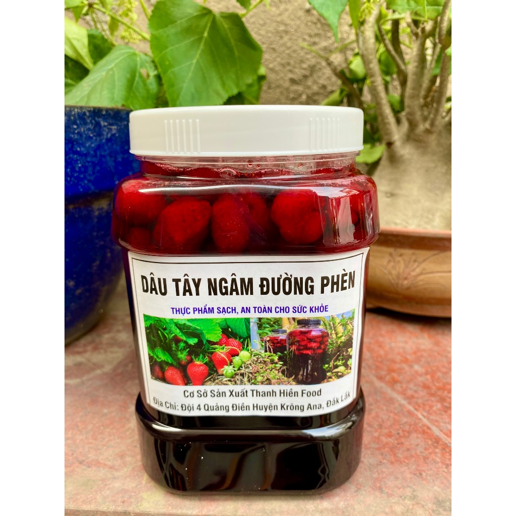 Dâu tây ngâm đường phèn hủ 1 kg, dâu tây đậm đặc và thơm.