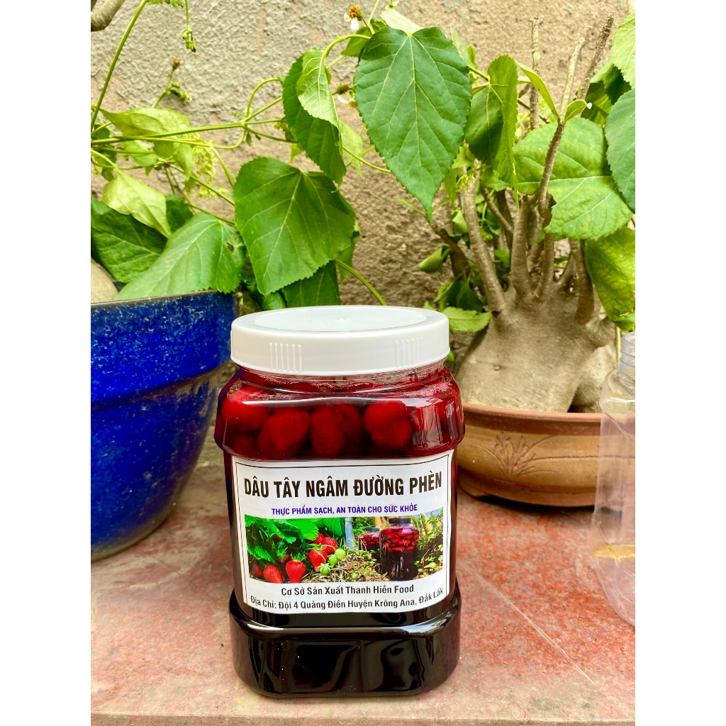 Dâu tây ngâm đường phèn hủ 1 kg, dâu tây đậm đặc và thơm.