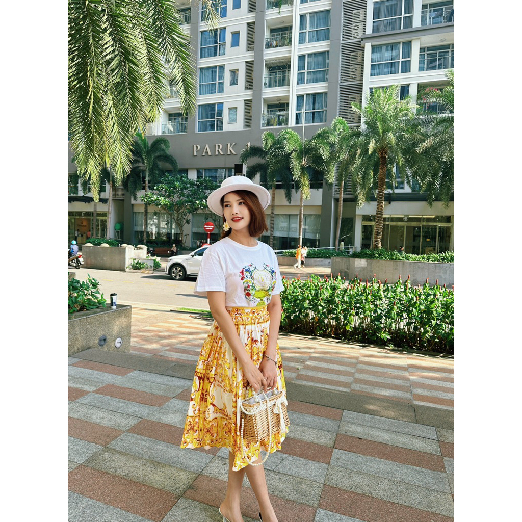 set áo phông in & váy xoè dài xinh vàng