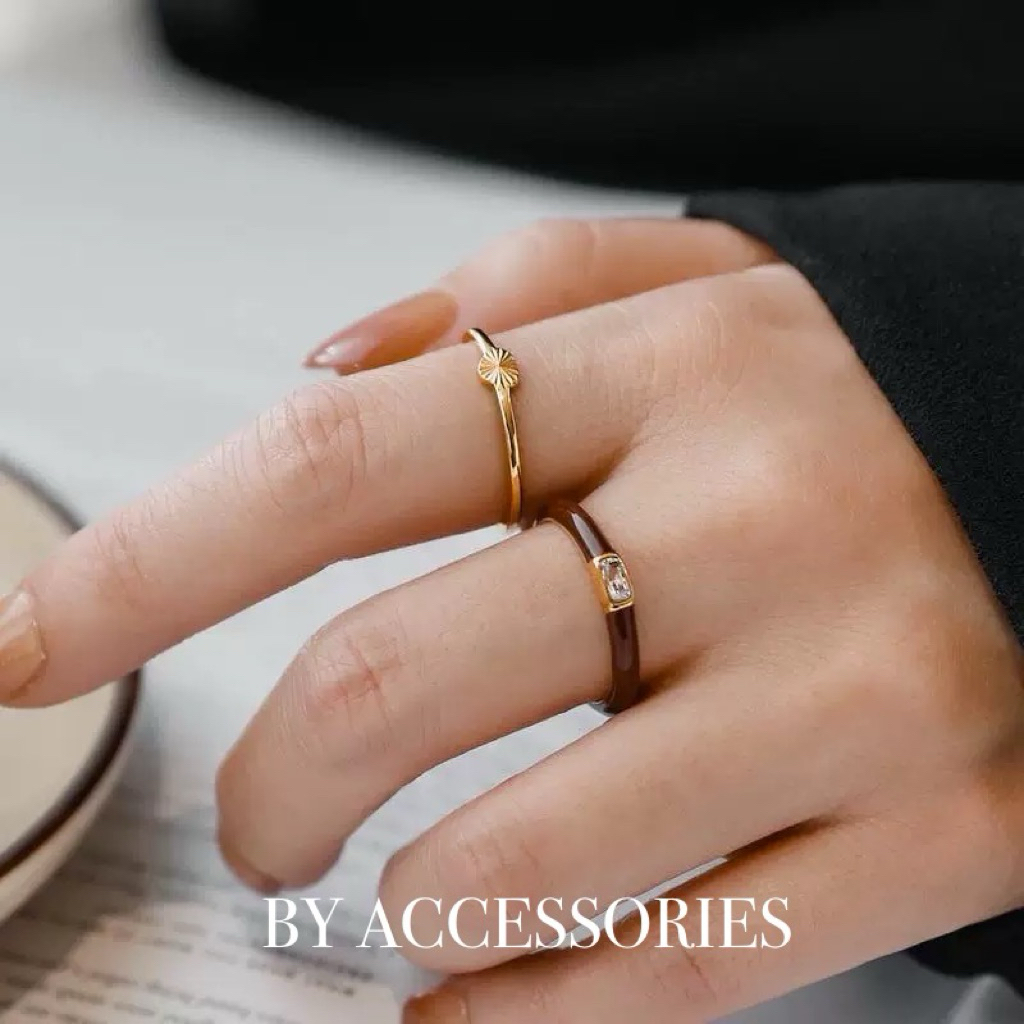Nhẫn nữ tròn mặt hình trái tim nhỏ xinh chạm hoạ tiết tia sáng mạ vàng 18K không gỉ WR2633 BY ACCESSORIES